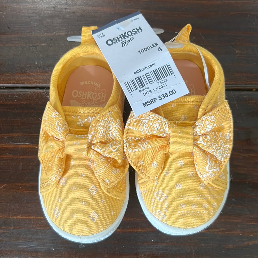 NWT Yellow paisley print sneakers w bow sz 4